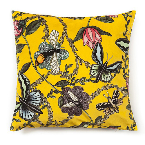 gul sammets kudde med fjärilar och skalbaggar